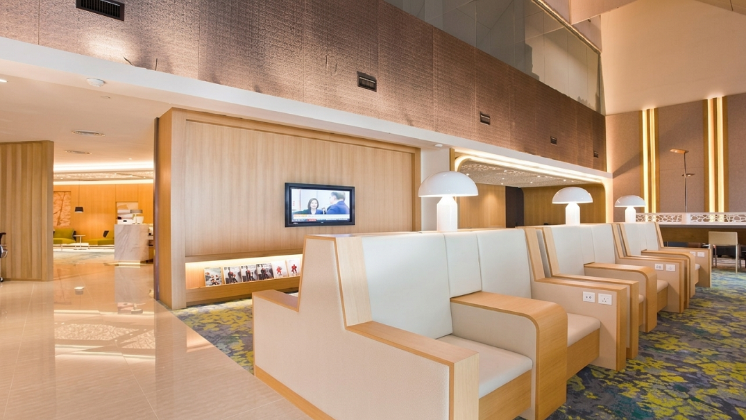 Changi Airport Sleeping Lounge vs Airport Lounge